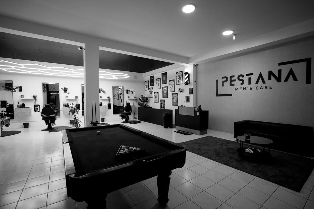 Zona de espera com Bilhar